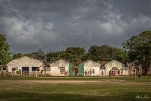 ЖП гара Тринидад - складовите халета са се превърнали в игрище