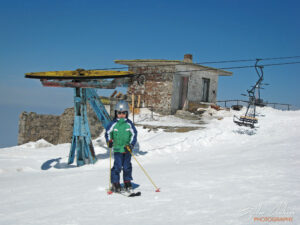 Горна станция на вече отдавна неработещият лифт "Романски" и останките на изгорялата айна "Пингвина"