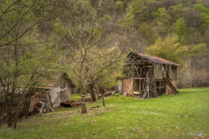 Изоставени постройки по пътя към водопада