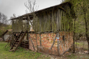 Изоставени постройки по пътя към водопада