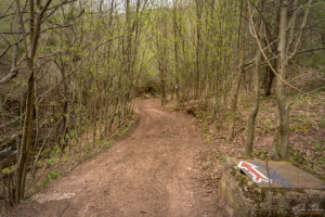 Черният път към водопад Бигора с маркировката