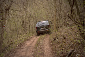 Черния път е подходящ за по-високо проходими коли