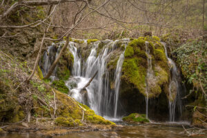 Едно от множеството прагчета по течението на река Златица