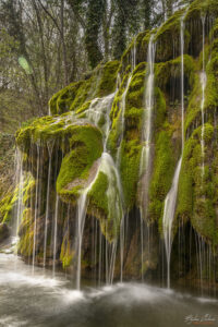 Струите се спускат по скалите покрити с яркозелен мъх