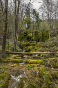 Водопад Бигора с каскадата от прагчета под него
