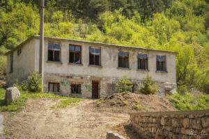 Старото училище на село Добравица - изходна точка за водопад Добравишка скаля