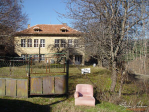 Старото училище на село Скакавица