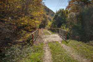 Бариера по черния път към водопад Скоко - с коли до тук