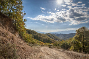 Черният път проходим за джипове към водопад Скоко, с. Кашина
