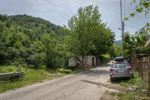 "Паркинга", пътеката започва отсреща, непосредствено преди дървото