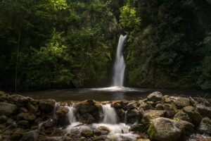 Водопада на река Ръжанска с изкуствения бент и езерцето под него