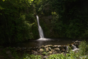 Водопада в село Оселна с езерцето под него