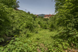 Пътеката от асфалтовият път към водопада