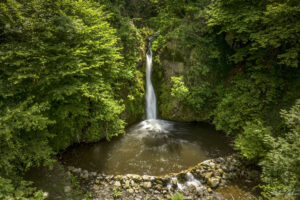 Водопада и езерцето на Ръжанска река в село Оселна - поглед от въздуха