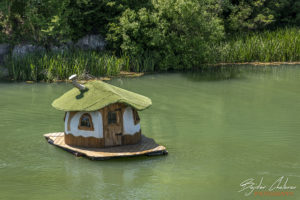 Плаващата къща в Златен парк до Луковит