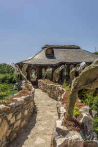 Алеята с цветята водеща към най-голямата къща в Златен парк, Луковит